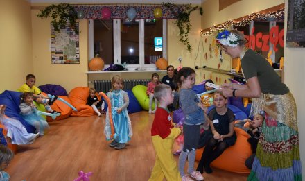 Wręczanie dyplomów uczestnikom zabawy